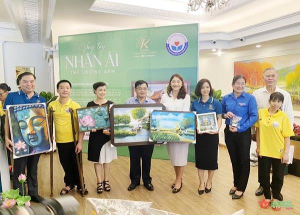 Mở triển lãm bán tranh cho người khuyết tật và trẻ mồ côi