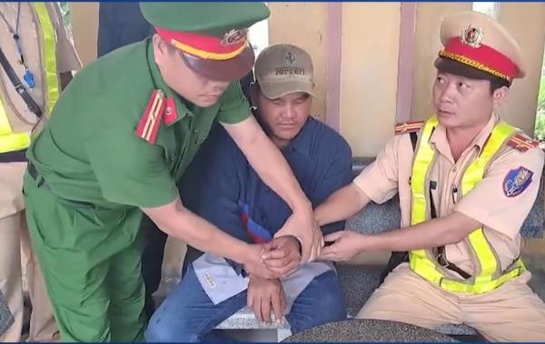 Bắt tài xế dùng dao tấn công Cảnh sát giao thông