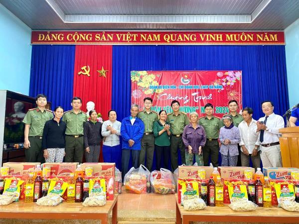 Mang Xuân yêu thương đến với người dân có hoàn cảnh khó khăn