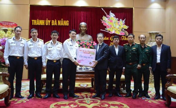 Đoàn công tác của Lữ đoàn Tàu ngầm 189 Hải quân thăm, chúc tết thành phố Đà Nẵng