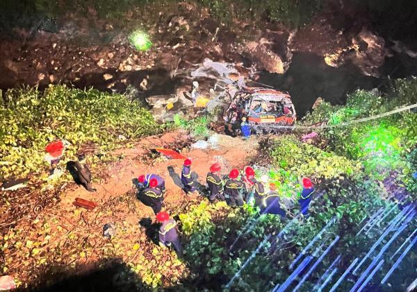 Video thả dây cứu nạn vụ xe khách lao xuống vực ở cao tốc La Sơn – Túy Loan