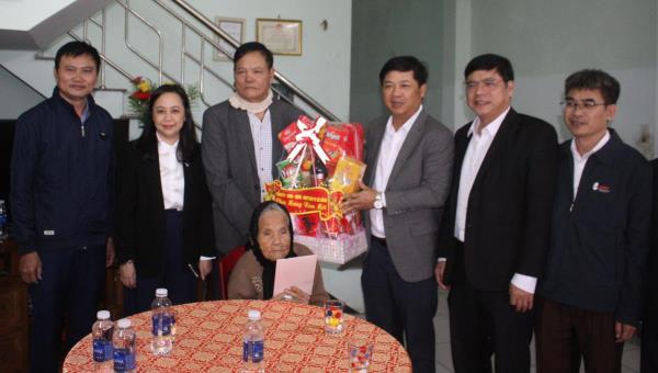 Lãnh đạo HĐND thành phố Đà Nẵng thăm, chúc Tết các gia đình chính sách tại Q.Cẩm Lệ