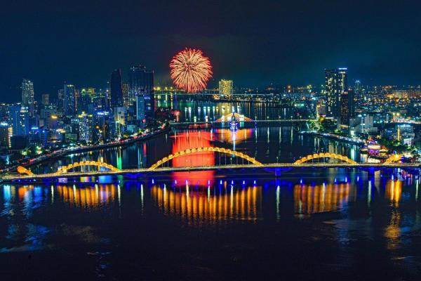 Thay áo dạ hội cho sông Hàn