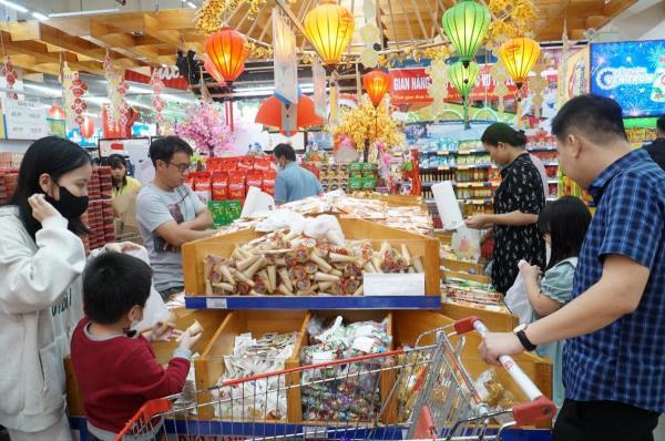 Hàng hóa dồi dào, tiểu thương sốt ruột chờ sức mua đột phá