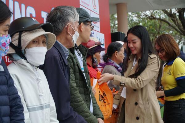 Doanh nhân trẻ Đà Nẵng trao 500 triệu đồng quà tết cho người khó khăn