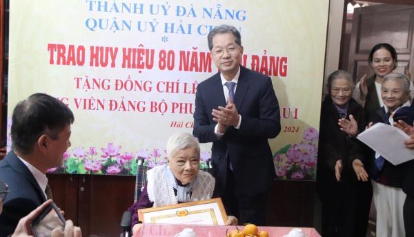 Bí thư Thành ủy trao Huy hiệu 80 năm tuổi Đảng cho đồng chí Lê Thị Kinh