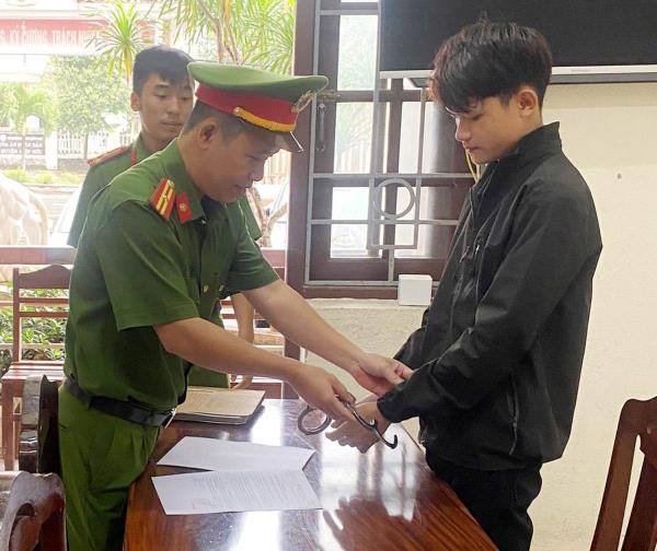 Bắt thanh niên đỏ đen