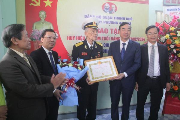 Chủ tịch UBND TP Đà Nẵng trao Huy hiệu 80 năm tuổi Đảng cho đồng chí Lê Đình Kiến