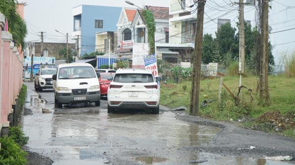 Dân bức xúc vì xe ô tô né trạm thu phí, cày nát đường dân sinh