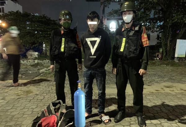 Nửa đêm chở khí cười