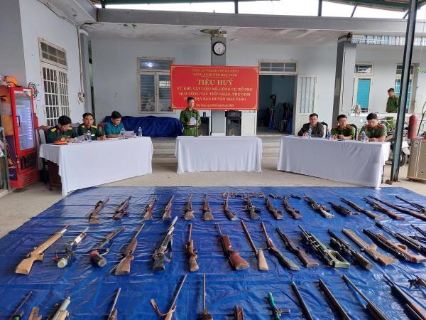 Công an Hòa Vang tiêu hủy vũ khí, vật liệu nổ, công cụ hỗ trợ người dân phát hiện giao nộp