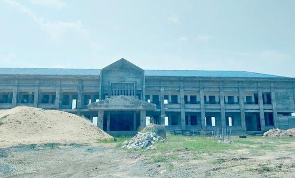 Trụ sở bị treo vì xây… nhầm đất