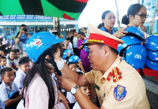 Đà Nẵng tặng 1200 mũ bảo hiểm cho học sinh tiểu học