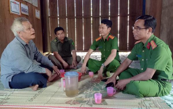 Người có uy tín vì bình yên các bản làng