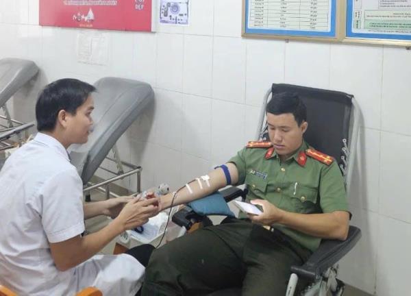 Hiến máu khẩn cấp cứu người trong mưa lũ