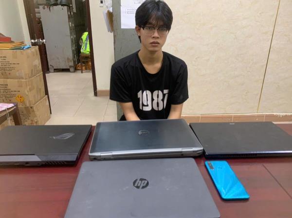 Hai đạo chích Gen Z mê sưu tập laptop