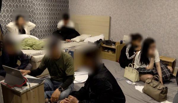 Đột kích bắt quả tang 20 nam nữ bay lắc trong căn hộ cho thuê