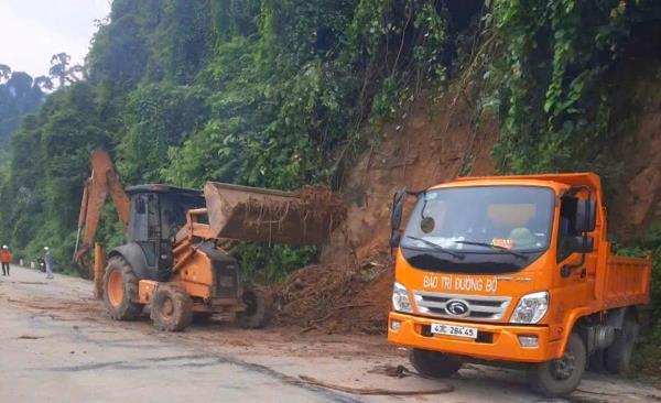 Tập trung xử lý sạt lở nhiều tuyến đường huyết mạch qua Đà Nẵng, Quảng Nam