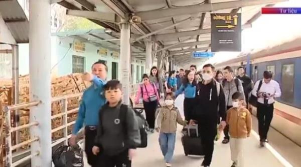 Người lao động được hỗ trợ vé tàu, vé máy bay về quê đón Tết Ất Tỵ