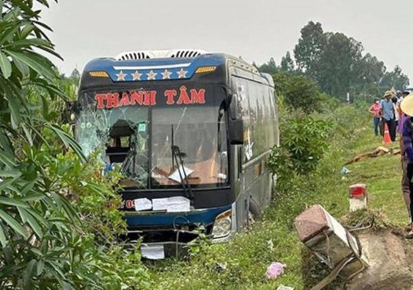 Xe khách lao xuống ruộng, 2 người chết