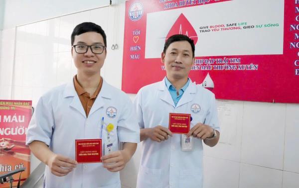 Bác sĩ, cán bộ hiến máu khẩn cấp cứu sản phụ nguy kịch