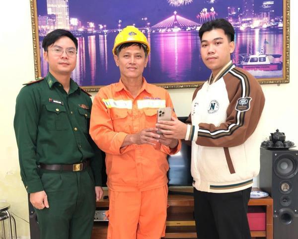 Bộ đội biên phòng trao trả nhiều tài sản cho người đánh rơi