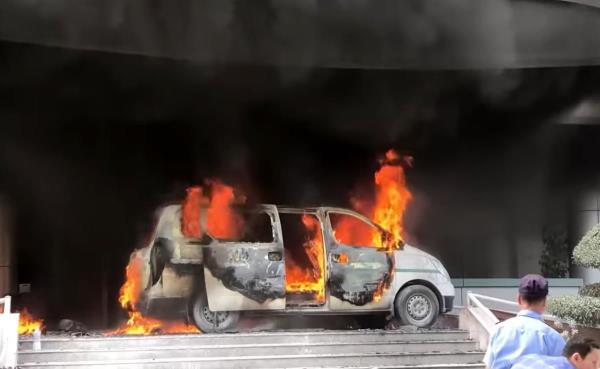 Cháy xe cứu thương trước sảnh bệnh viện