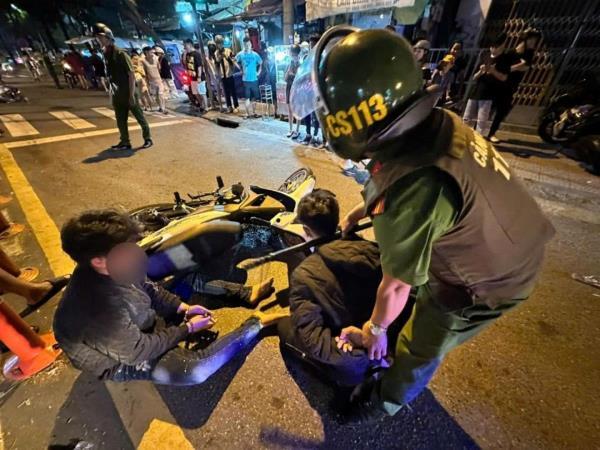 Khống chế 2 đối tượng vác rựa đi đánh nhau