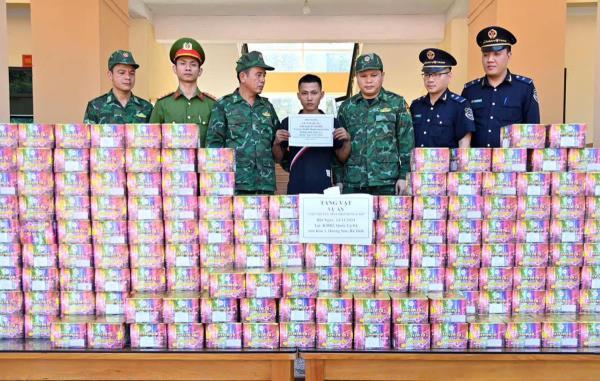 Pháo lậu vi hành trên xe khách