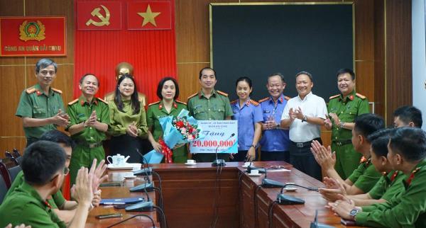 Quận Hải Châu khen thưởng các lực lượng tham gia triệt phá đường dây cá độ 2.000 tỷ đồng