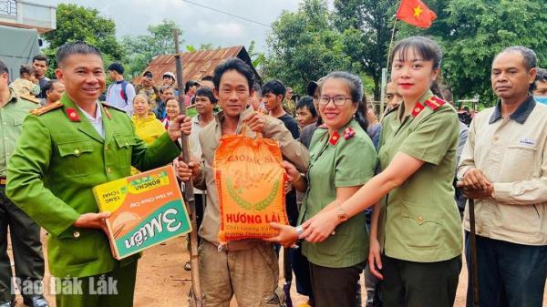 Khích lệ đồng bào giao nộp vũ khí, vật liệu nổ và công cụ hỗ trợ