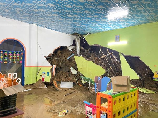 Quảng Nam: Đồi núi sạt lở làm sập một ngôi trường mới xây