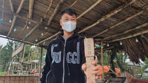 Người dân phát hiện vật thể lạ trên bãi biển Hội An