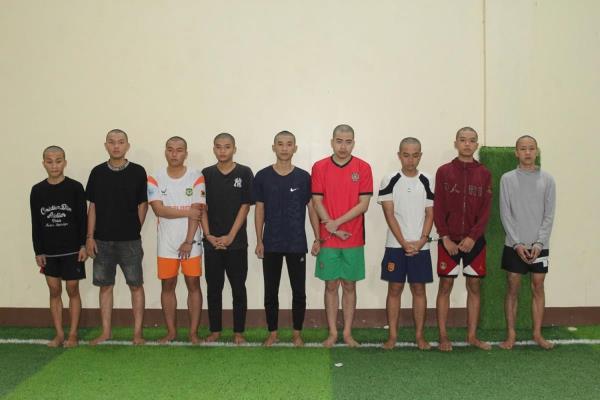 Tạm giữ nhóm báo thủ