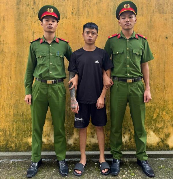 Dùng súng nói chuyện với nhóm bạn vợ cũ