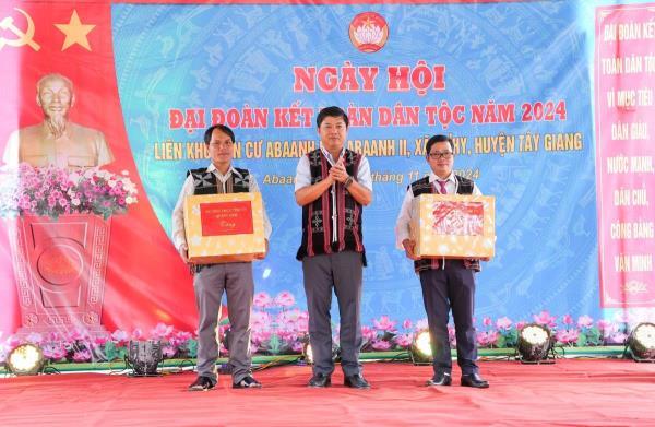 Bí thư Tỉnh ủy Quảng Nam dự ngày hội Đại đoàn kết dân tộc với bà con biên giới Tây Giang