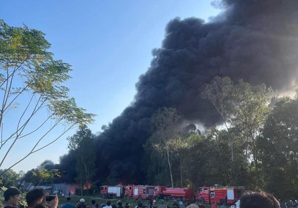 Cháy lớn ở kho chứa phế liệu