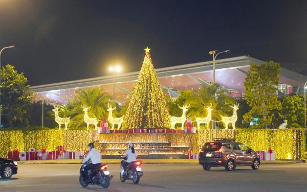 Sân bay Đà Nẵng rực rỡ trước mùa Giáng sinh, chào năm mới 2025