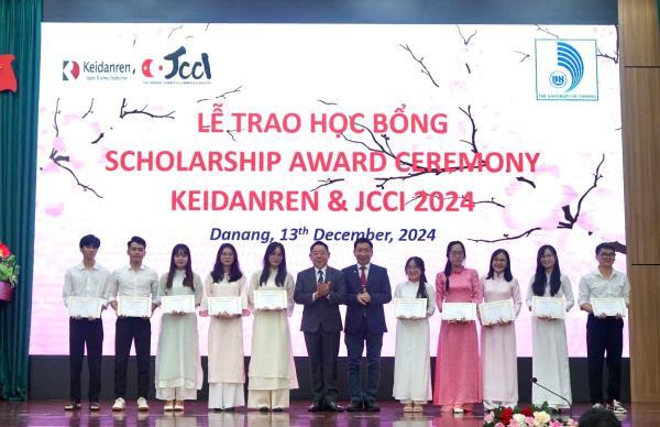 Doanh nghiệp Nhật Bản tặng học bổng cho sinh viên Đại học Đà Nẵng