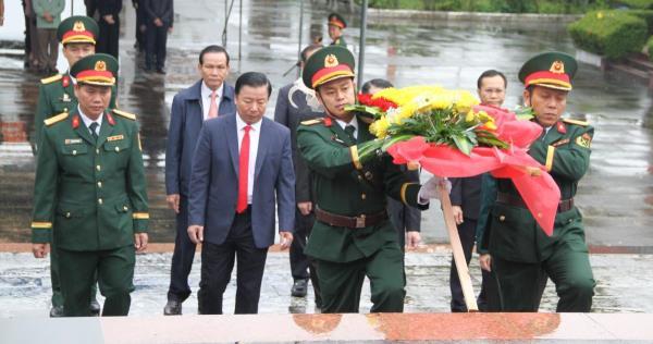 Lãnh đạo quận Cẩm Lệ dâng hương tưởng niệm Anh hùng Liệt sĩ và gặp mặt cán bộ quân đội nghỉ hưu
