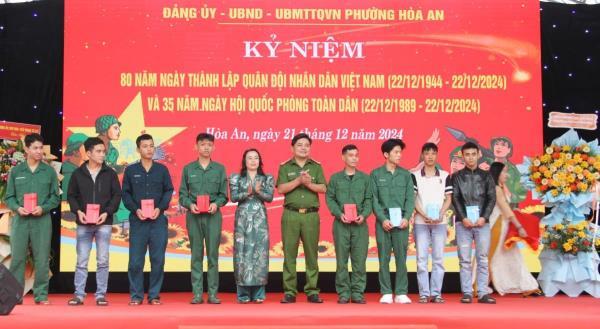 Tặng quà cho quân nhân xuất ngũ có hoàn cảnh khó khăn