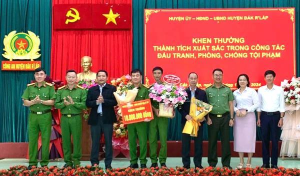 Khen thưởng Công an huyện Đắk Rlấp về thành tích trong những ngày đầu thực hiện đợt cao điểm