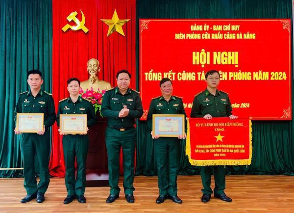 Biên phòng cửa khẩu Cảng Đà Nẵng được Bộ Tư lệnh Bộ đội Biên phòng tặng Cờ thi đua xuất sắc