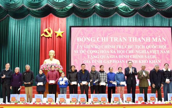 Chủ tịch Quốc hội Trần Thanh Mẫn thăm hỏi, tặng quà gia đình chính sách, hoàn cảnh khó khăn ở Hà Tĩnh