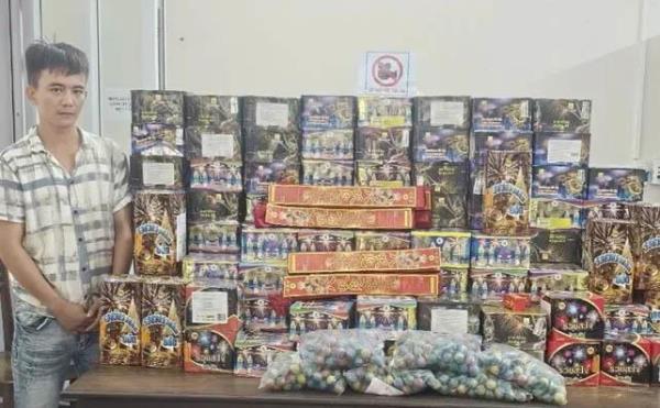 Bắt giữ đối tượng buôn bán hơn 200kg pháo nổ tại Hà Tĩnh