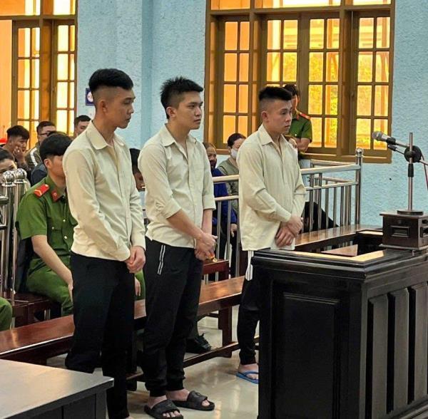 Côn đồ làng lãnh án