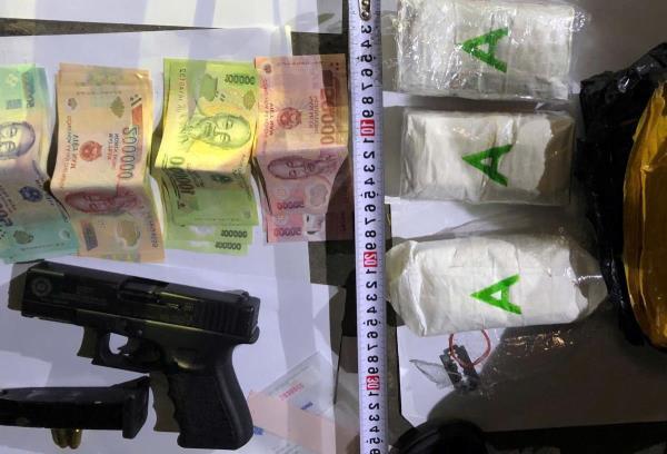 Công an Quảng Trị truy bắt 2 đối tượng vận chuyển số lượng lớn ma túy xuôi QL9, thu súng ngắn kèm đạn