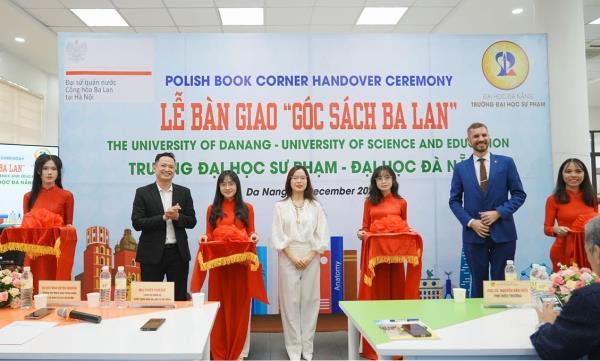 Đại sứ quán Cộng hòa Ba Lan trao tặng Góc sách Ba Lan cho Trường Đại học Sư phạm Đà Nẵng