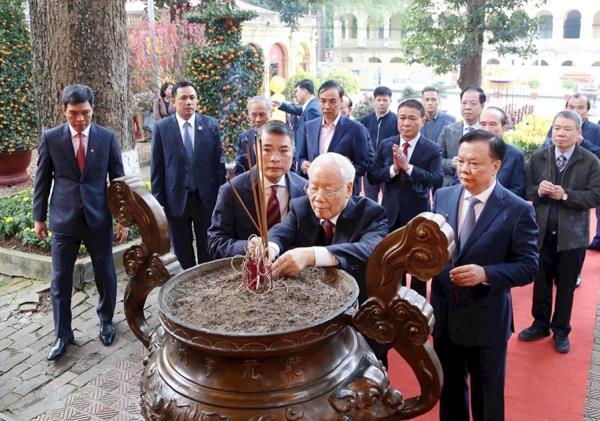 Tổng Bí thư Nguyễn Phú Trọng dâng hương tại Hoàng Thành Thăng Long