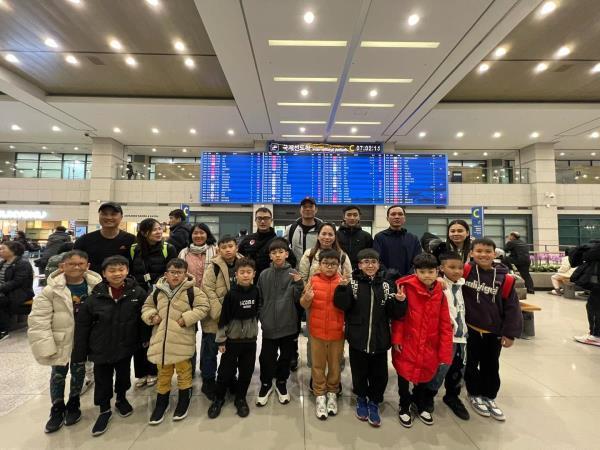 HLV Park Hang-seo đưa học trò nhí qua Hàn